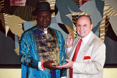 Chief Jephthah receives the Albert Schweitzer award